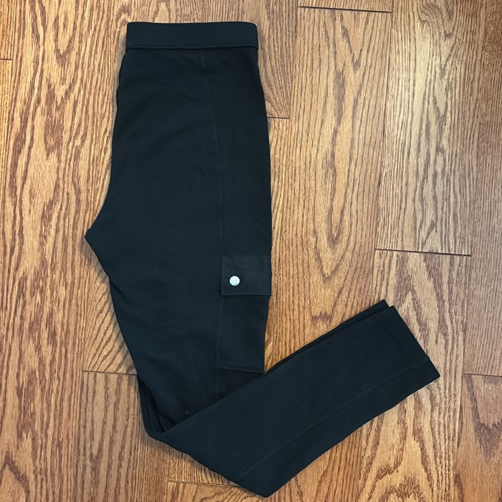 HUE Black Leggings with cargo pocket detail